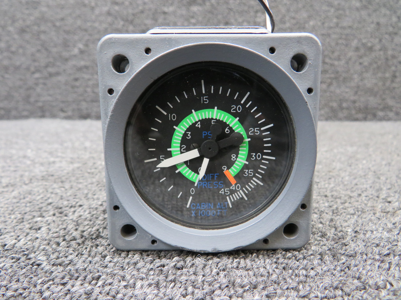 3001-J50 (Alt: C668511-0103) United Cabin Alt & Diff Pressure Indicator, Lighted