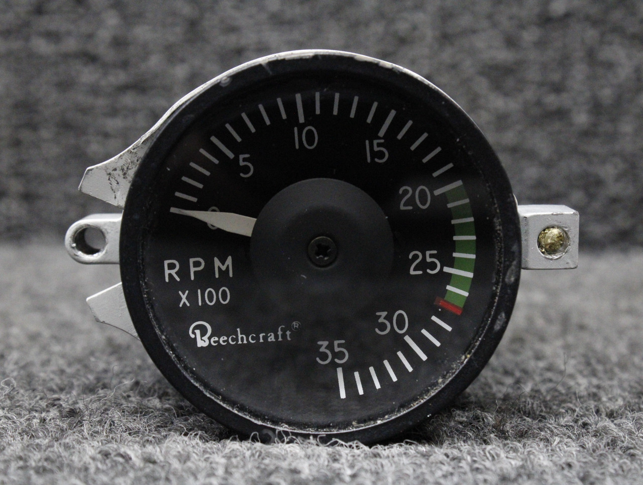 4013B United Instruments Tachometer Indicator (Volts: 28, Code: M.42)